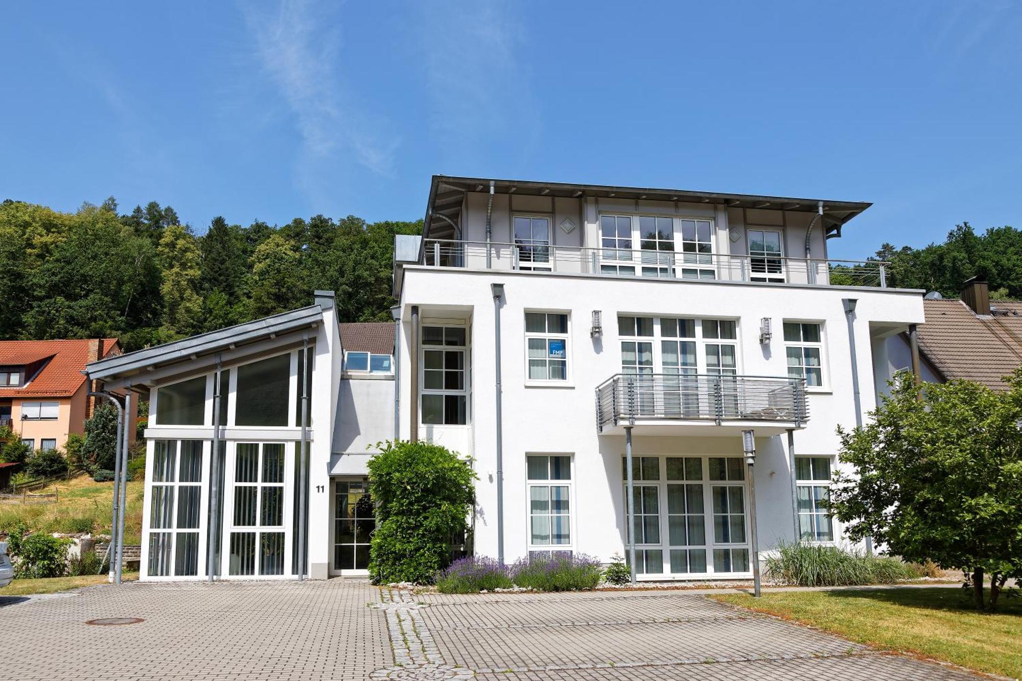 Grosszuegiges Helles Penthouse -Komplette Etage- Mit Balkon Und Stellplatz In Ruhiger Lage Кулмбах Екстериор снимка